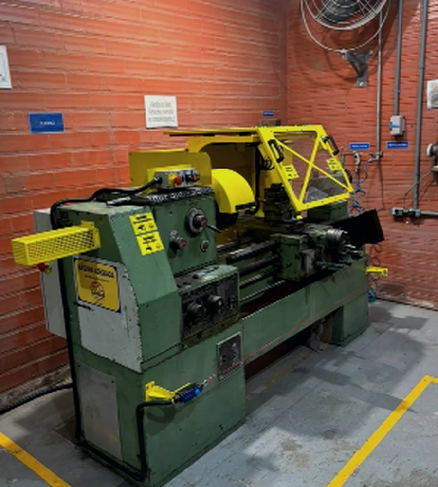 Torno mecânico adequado à NR-12