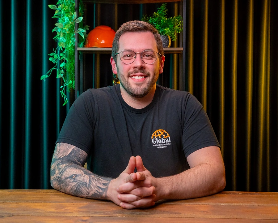 Engenheiro Vinícius Marchesini, gerente de operações da Global Segurança em Máquinas